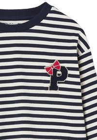Streifenshirt mit langen Ärmeln in Marineblau und Weiß, mit einem strukturierten Buchstaben "P" in Marineblau und einem roten Schleifen-Patch auf der Brust.