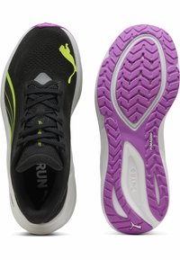 Crne trkaće tenisice s mrežastim gornjim dijelom, neonsko žutim detaljima i PUMA logotipom. Bijela srednja potplata s ljubičastim teksturiranim potplatom i brendiranim detaljima.