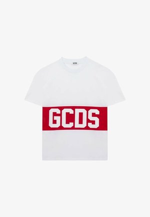 Hvid kortærmet T-shirt med et bredt rødt bånd tværs over brystet med store hvide bogstaver "GCDS" i blokbogstavstil.