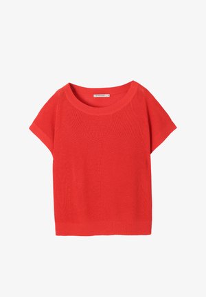 Sarkana īsām piedurknēm adīta blūze ar apaļu kakla izgriezumu, ribota tekstūra un brīva piegriezte. Uz iekšējā birkas ir norādīts zīmols "Y Taitum" un izmērs "M."