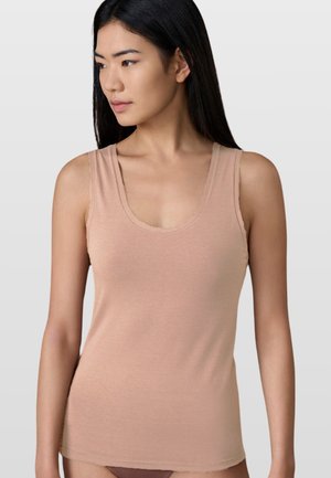 Top aderente leggero in morbido tessuto beige. Presenta un scollo rotondo e spalline larghe. Texture liscia con cuciture minime.