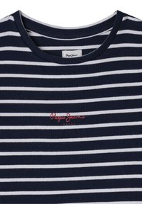 Navy plava i bijela prugasta majica s rebrastom teksturom, koja ima okrugli izrez i izvezeni logo "Pepe Jeans" u crvenoj boji na prednjem dijelu.