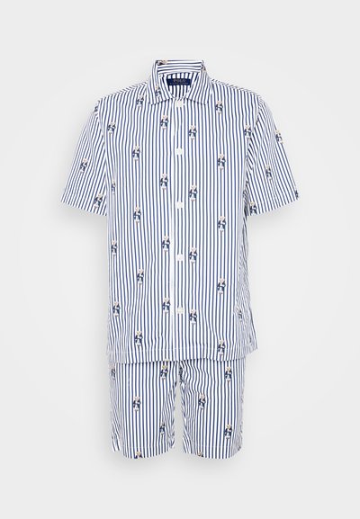 Pruhovaná košeľa s krátkym rukávom a zodpovedajúce kraťasy v modrej a bielej farbe s malými karikatúrnymi postavičkami, vyrobené z bavlny, s gombíkovým zapínaním.