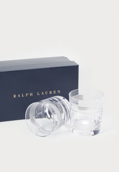 Conjunto de cuatro vasos de cristal transparente con patrones de líneas horizontales, apilados junto a una caja azul que presenta texto dorado "RALPH LAUREN".