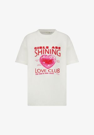 Wit T-shirt met korte mouwen, voorzien van roze en rode grafische tekst en een hartvormige discobal. Ronde hals, ruime pasvorm.