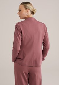 Maßgeschneiderte Blazer in Mauve, mit klassischem Kragen, langen Ärmeln und glatter Stoffoberfläche. Rückenabnäher für eine figurbetonte Silhouette.