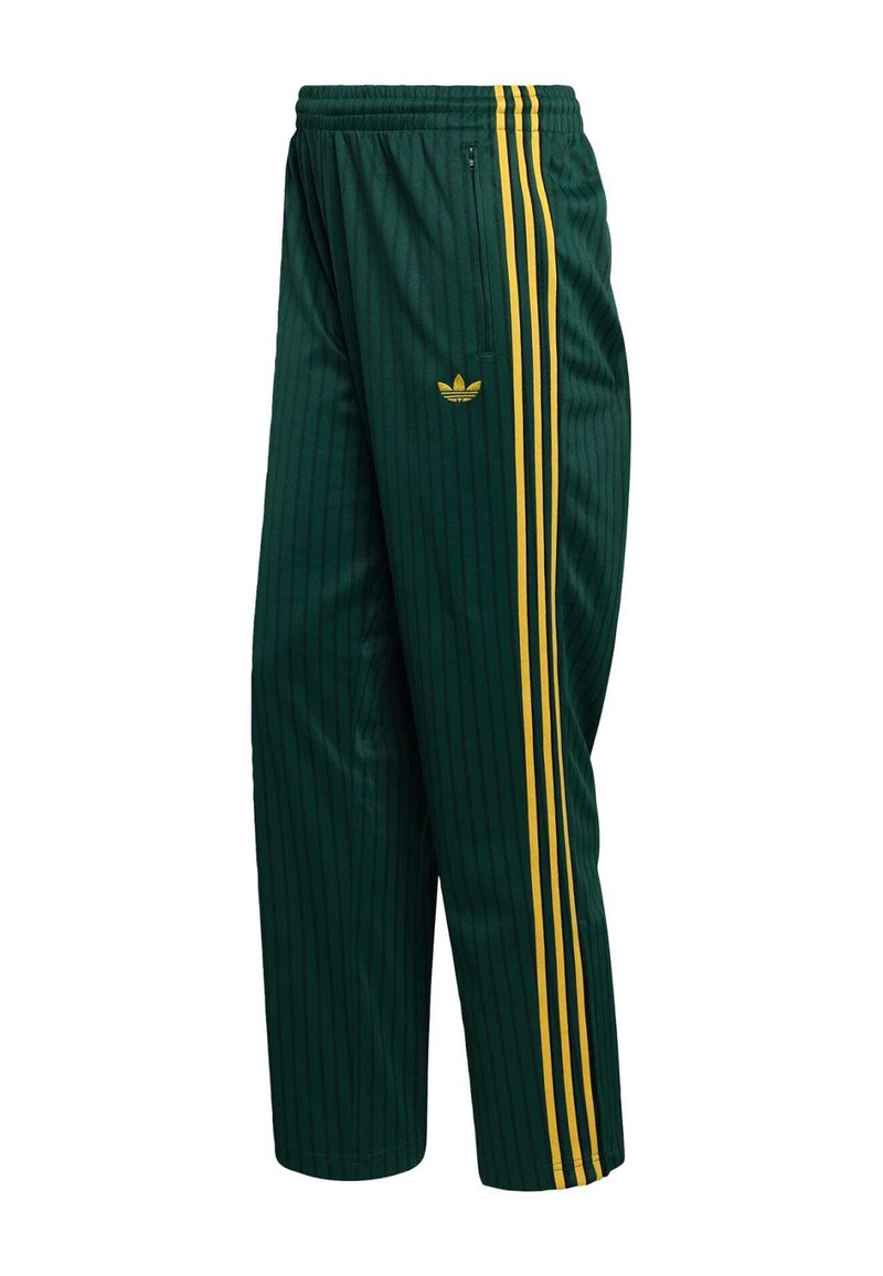 Pantalon de survêtement vert à fines rayures, fabriqué en matière lisse, avec des bandes latérales jaunes et un petit logo à l'avant. Poche zippée incluse.