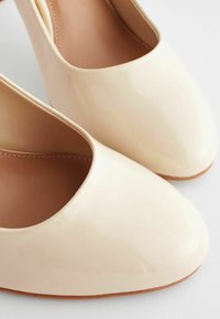 Next FOREVER COMFORT ROUND TOE MARY JANE REGULAR FIT - Klassikalised kontsakingad - bone