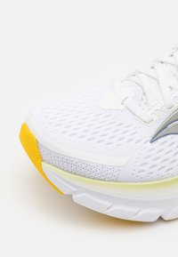 Saucony GUIDE 17 - Katujuoksukengät - white/fern