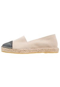 Beeži suede espadrillid musta nahast varvasetootaga, punutud jute välistallaga ja lihtsa libiseva disainiga. Sile tekstuur ja kerge kaal.