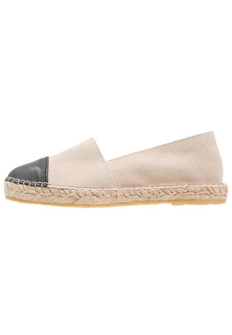 Beeži suede espadrillid musta nahast varvasetootaga, punutud jute välistallaga ja lihtsa libiseva disainiga. Sile tekstuur ja kerge kaal.