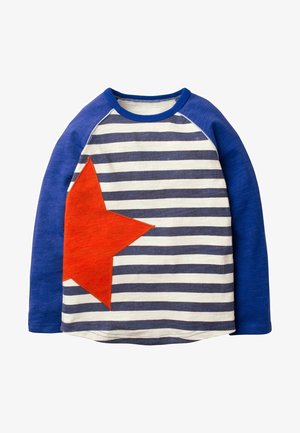 Kinder shirt met lange mouwen, blauwe mouwen, marineblauwe en witte horizontale strepen, en een grote rode ster aan de voorkant aan de linkerzijde.