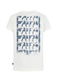 Witte t-shirt met korte mouwen met een blauwe versleten blokprint die het woord "BALLIN" verticaal op de achterkant herhaalt.