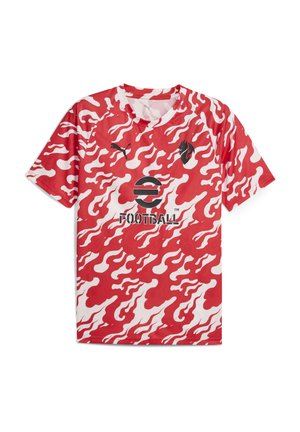 Tricou de fotbal scurt cu mânecă roșie și albă, cu un model în flăcări, având un logo și text negre pe față. Fabricat dintr-un material ușor.