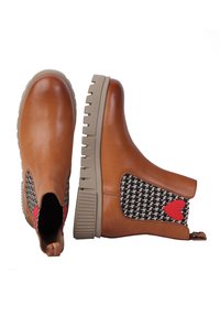Brązowe skórzane botki za kostkę z tekstylnymi bokami w wzór houndstooth, akcent w postaci czerwonego serca oraz grubymi beżowymi gumowymi podeszwami. Okrągły czubek.