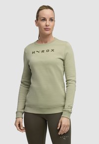 Felpa verde oliva con maniche lunghe e collo girocollo. Presenta un logo "HYROX" in verde scuro sul petto e polsini a costine.