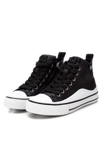 Zapatillas altas negras de material de lona con puntera de goma blanca. Presentan cordones redondos negros, ojales y una suela a rayas de contraste.