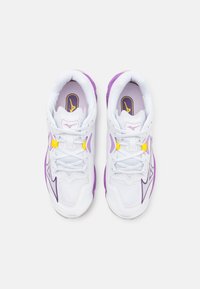 Mizuno WAVE LIGHTNING Z8 - Volleyballsko - white/patrician purple/quince