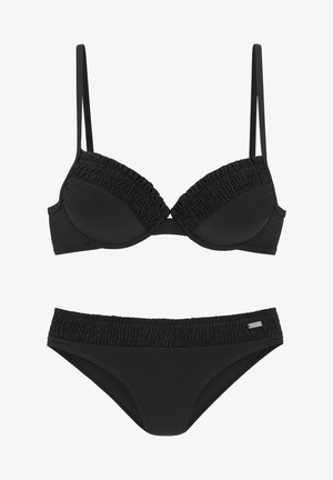 Melnā bikini komplekts ar plisētām tekstūrām. Topam ir regulējami plāni siksniņas un ar stangām, bet apakšdaļai ir plisēta josta.