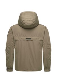 Khaki jakna z kapuco, elastičnimi manšetami in vodoravnim žepom na zgornjem delu hrbta. Gladek, lahek material z minimalnimi detajli.