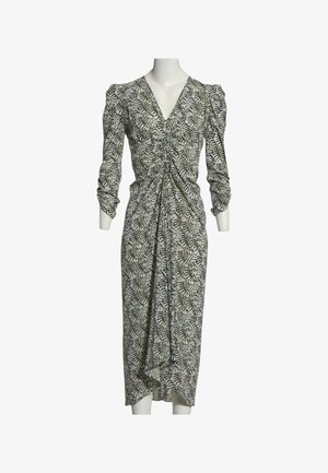 Vestido midi de manga larga con estampado abstracto de cebra en blanco y negro, escote en V, frente fruncido y detalles recogidos en un maniquí sin cabeza.