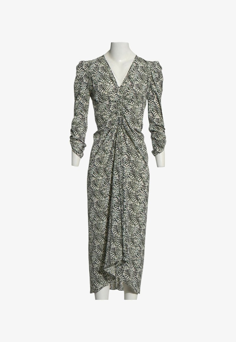 Robe midi à manches longues avec imprimé zèbre abstrait noir et blanc, col en V, devant froncé et détails rassemblés sur un mannequin sans tête.