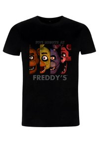 Czarny t-shirt z kolorowymi nadrukami postaci z kreskówek, które mają duże oczy, uśmiechy i wyraźną fakturę futra. Napis głosi „FIVE NIGHTS AT FREDDY'S.”
