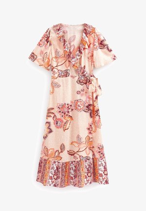 Robe portefeuille florale en pêche clair avec un col froncé, des manches courtes et un lien à la taille. Présente des motifs complexes en orange et maroon.
