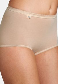 Beige katoenen high-waisted ondergoed met kantafwerking aan de taille en benen; heeft een klein merkembleem aan de voorkant. Zachte, gladde textuur.