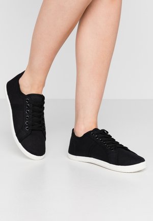 Trainers - black