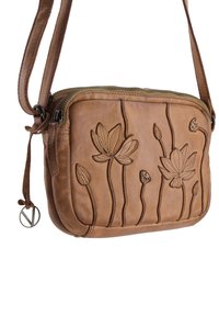 Brązowa skórzana torba na ramię z kwiatowym wytłoczonym wzorem, zamek błyskawiczny, regulowany pasek i okrąłe elementy przyozdobne.