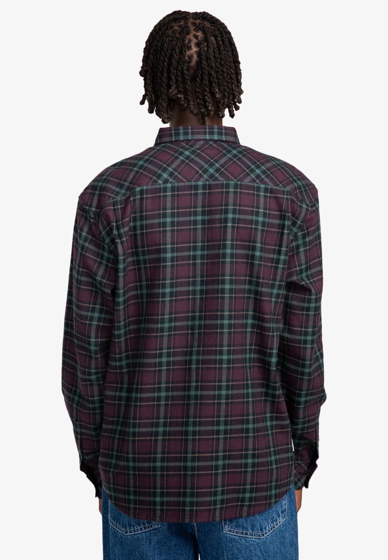 Camicia a maniche lunghe a quadri in un tono di bordeaux scuro e verde, con un taglio dritto, colletto classico e polsini con bottoni. Tessuto morbido.