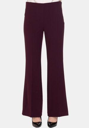 Pantaloni a zampa d'elefante color bordeaux con una texture liscia e una vestibilità su misura, caratterizzati da una vita media e un design pulito e minimalista.