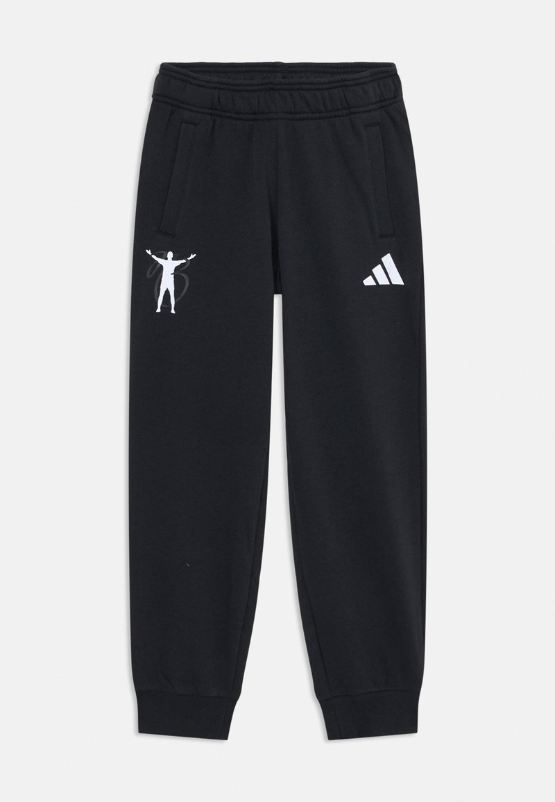 Sorte sweatpants har en snøre i taljen, sidelommer og hvide grafiske designs, herunder en figur og Adidas-logoet på det ene ben.