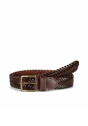 Mørkebrun flettet lærbelte med en rektangulær messingspenne, rullet sammen med detaljert søm på spenneloopen mot en hvit bakgrunn.