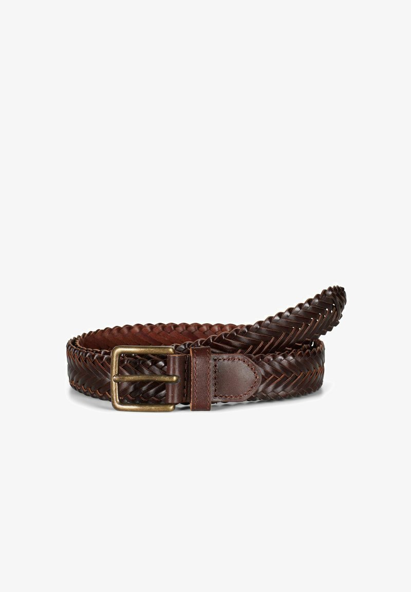 Cinturón de cuero trenzado marrón oscuro con hebilla rectangular de latón, enrollado con costuras detalladas en el lazo de la hebilla sobre un fondo blanco.