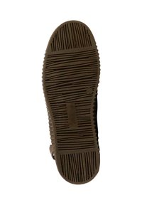 Brun gummisål med teksturerede riller og spor for bedre grip. Rund tå og let hævede kanter. Undersiden har mærkets logo.