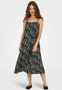 Rochie maxi fără mâneci, alb-negru, cu un gât adunat, având un model cu dungi verticale și o croială relaxată.