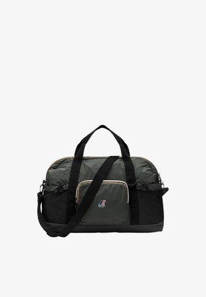 Ciemnozielona i czarna torba typu duffel z przednią kieszenią na zamek, dwoma uchwytami, regulowanym paskiem na ramię oraz logo K-Way na przedniej kieszeni.