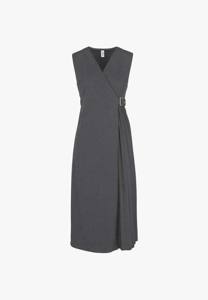 Grau ärmelloses Wickelkleid mit einer Schnallendetails an der Taille, das ein drapiertes Stoffdesign und eine glatte Textur aufweist.