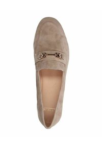 Beige Wildleder Slipper mit flacher Sohle, ausgestattet mit einer dekorativen metallischen Kettenakzent auf dem Obermaterial. Abgerundete Zehenform und als Slipper konzipiert.