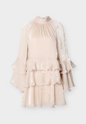 Šviesiai rožinė satino suknelė su aukštu kaklu, klostuotu liemeniu, sluoksniuotomis raukšlių pakopomis sijone ir išsišakojančiomis varpelio formos rankovėmis.