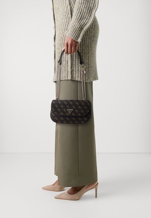 Musthave muströöriga käekott, millel on kettkäepidemed ja kuldsed logo aktsendid. Kandmine pika, ribakujulise kampsuni ja laiade pükste kombinatsioonis.