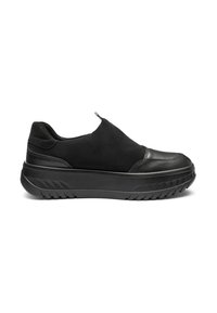 Zapatos negros tipo slip-on con parte superior de ante y punta de cuero texturizado. Presentan una suela de goma gruesa con un patrón de tracción y una tira en el talón.
