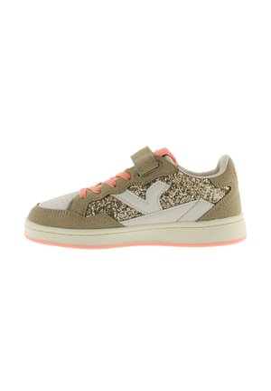 Groene en witte sneakers met glinsteraccenten, roze veters en een klittenbandsluiting. Heeft een laag model en getextureerde materialen.