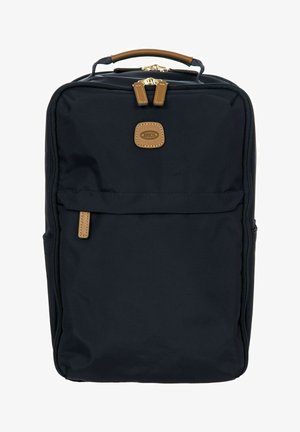 Zaino in nylon blu navy con dettagli in pelle marrone, manico superiore, chiusura con doppiezza cerniera e tasca frontale. Tessuto testurizzato con dettagli di cucitura.