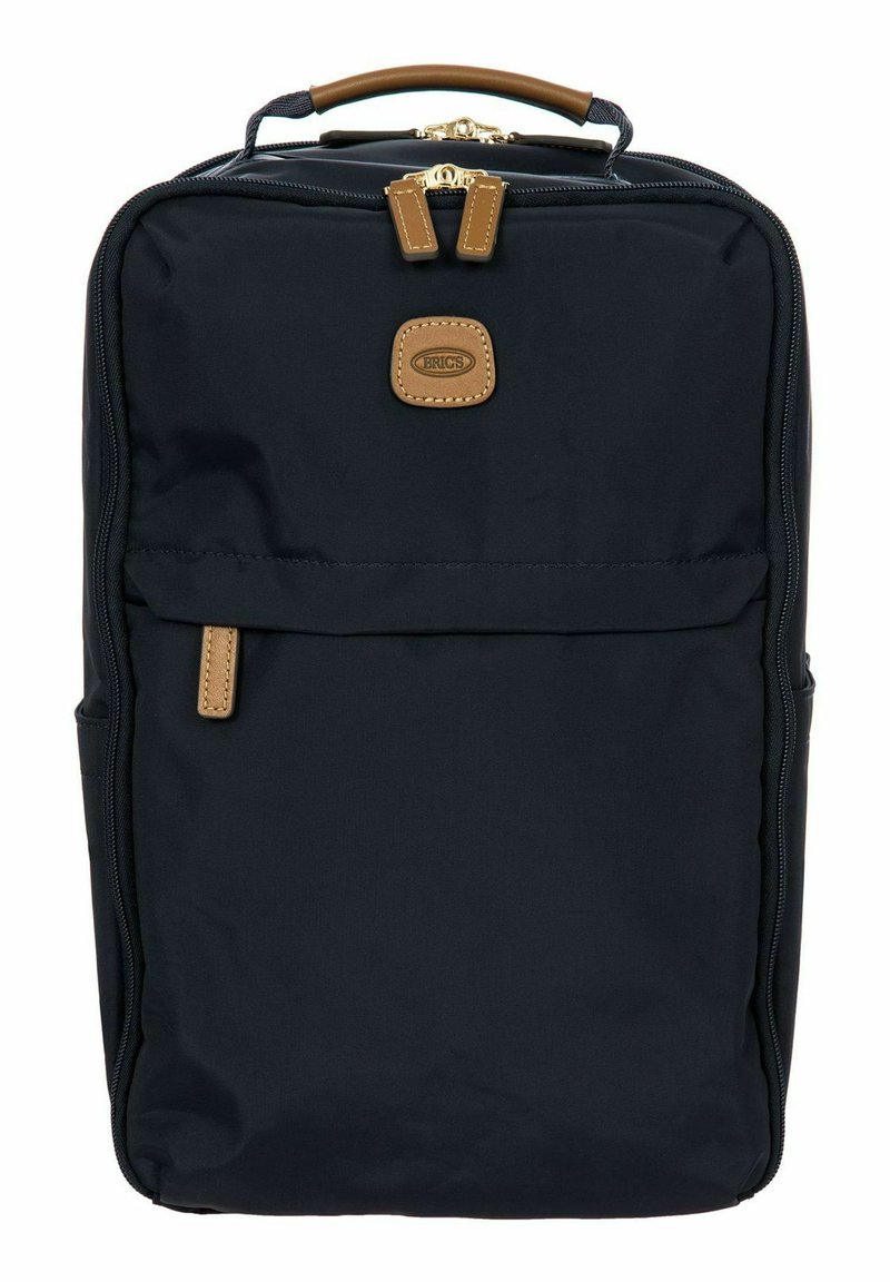 Zaino in nylon blu navy con dettagli in pelle marrone, manico superiore, chiusura con doppiezza cerniera e tasca frontale. Tessuto testurizzato con dettagli di cucitura.
