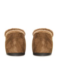 Barna szarvasbőr papucs pár, szőrme díszítéssel, hátulnézetből, fehér háttéren.