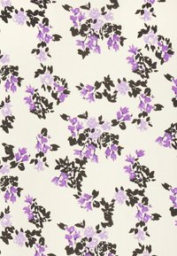 Tecido floral com fundo creme, apresentando flores roxas, folhas pretas e um padrão repetido. Textura suave e leve.