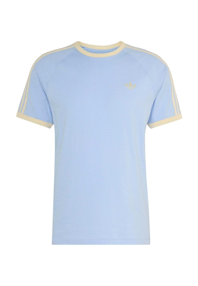 Maglietta Adidas azzurro chiaro con bordo beige su collo e maniche, e tre strisce beige sulle spalle e le maniche.